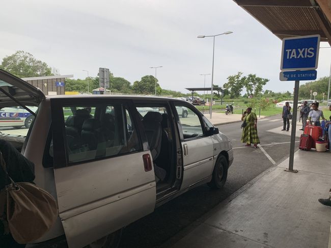 次のシェアタクシーに乗り込みます。料金は1.6ユーロに荷物代のようです。<br />フランスにしてはお安い？