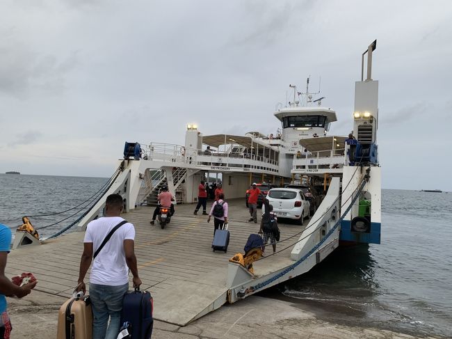 10分ほどでフェリー乗り場に着いたら、タクシーの料金を支払って船に乗りかえます。マムズ行きの船の料金は無料のようでした。