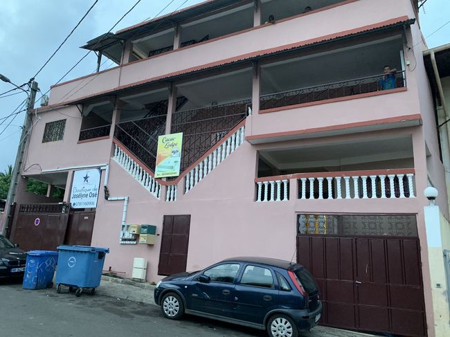 マムズの町は坂が多い<br />途中で水500mlを0.8ユーロで購入しましたが、英語あんまり通じないです<br />汗だくになって本日の宿「CACAO LODGE」へ<br />キャンセル不可だったので、今朝予約しました(^◇^;)