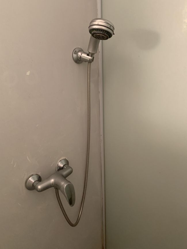 シャワー<br />排水悪いけど、お湯はたっぷり