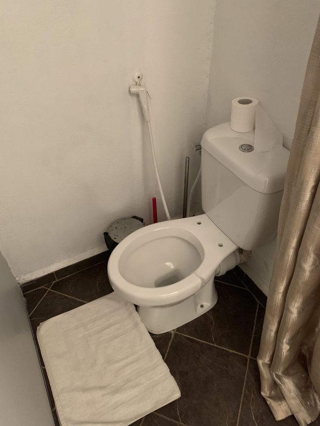 トイレ<br />うわっ！便座がない(-_-;)<br />これで52ユーロはやっぱりフランス？<br />本日は色々疲れたのでこのまま宿でまったりします