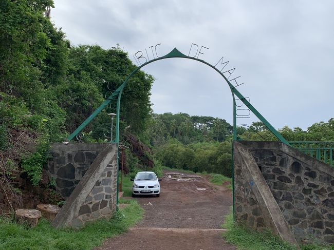 ゲートをくぐって先に進むと