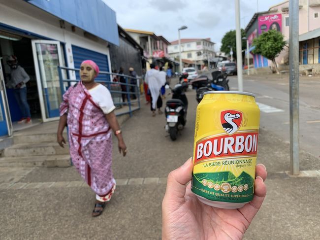 ブルボンビールを1.3ユーロで購入<br />近くの女性、ミャンマーのタナカのようなものを付けていますね