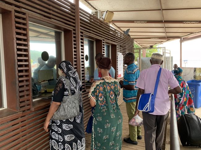 フェリー乗り場に行ってみると、ザウジ行きはチケットが必要のようです<br /><br />