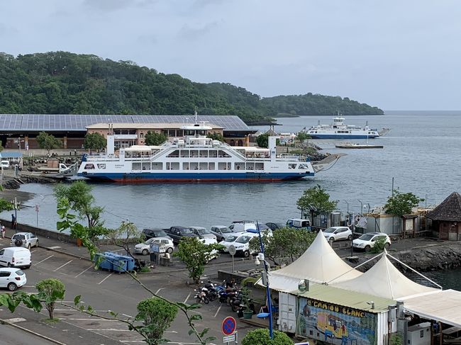 高台からはザウジ行きのフェリーが見えます