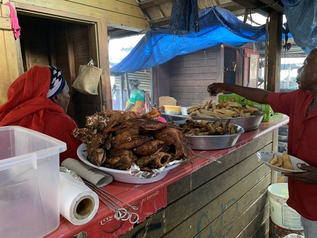 フードコートのような場所もあります<br /><br />