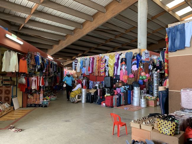 隣接のマーケットをのぞいてみます