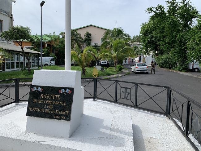 歩いて、昨日の港に向かいます