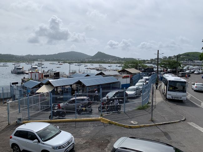 昨日の港に着きました<br />ここから空港行きのシェアタクシーに乗り込みます