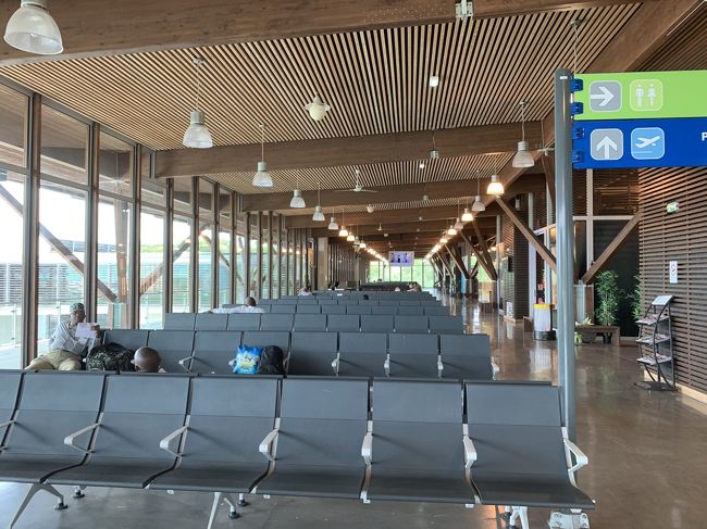 待合場所はガランとしています<br />早すぎたのかもですが、何が起こるかわからないのでやむなしです(^^ゞ