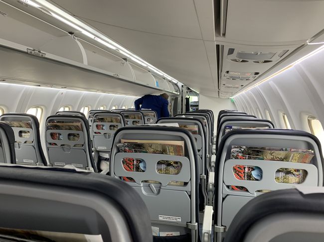 ATR72.600 エコノミーは2-2の8F窓側席<br />がら空きで隣も空席<br />13:45定時出発