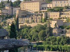 前回泊まったホテルです。La Bastide de Gordes
https://4travel.jp/travelogue/11129913

素敵なんですが　夕日が　あったって　反対からの方が　いい景色になるの
お昼ご飯は　お得で　おいしい。