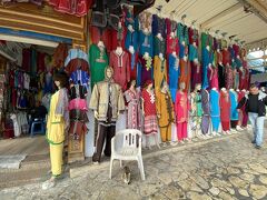 鮮やかなチュニジアの民族衣装を売るショッピングセンター前にも猫