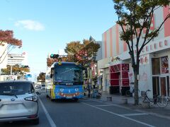 途中、先ほど乗ってきた https://4travel.jp/travelogue/11582829#photo_link_64178406 別府駅14:00発の午後便の地獄めぐりバスとスライドします。
皆さん、楽しんできてくださいね～。