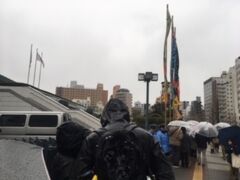 【第二日目】
本日は雨模様との天気予報。両国国技館に行って朝一入場をめざす。