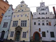 「三人兄弟」と呼ばれている住宅。
三人兄弟の家は、3棟ともそれぞれの時代を表す特徴的な姿を留めている。