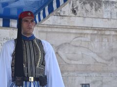 衛兵の守る「無名戦士の墓」。独立戦争の戦死者や、身元不明の兵士の霊を慰めるために作られたものだという。奥はギリシャの国会議事堂で、このあたりが現在のアテネの中心ということになろうか。