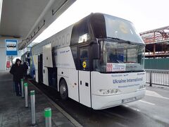 2つあるキエフの空港の１つボリスポリ空港に無事到着し、入国審査も前回来た時に比べるとスムースに入国出来ました。
市内まで行くにはバスか電車か迷いましたが今回は電車をチョイスします。
写真はキエフ駅行のバス、空港の1階でビルの外に出ると目の前にバスが止まっています。バスで行くならこれに乗ればいいのですが2019年だか2018年だかに開通したばかりの電車の駅に向かいます。