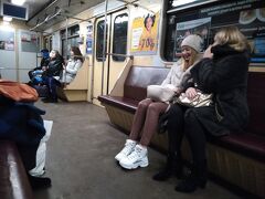 キエフの地下鉄です。車両はロシアと旧ロシアどの国にでも共通のあの車両です。