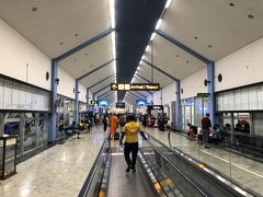 コロンボ(Bandaranike International Airport)到着です。空港自体はそれなりに大きいですし、それなりに綺麗です。以前、日本からモルディブに行く際に経由で利用したので今回は2回目。