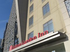 ツアーで２連泊したホテルHilton Garden Inn。近所にはスーパーやディスカウントショップなどが並び、便利なところのようだ。地下鉄駅Al Jadafも近い。