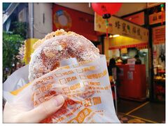 脆皮鮮奶甜甜圈
(ツイピーシェンナイティェンティェンジュワン)
台北地下街Y13番出口から徒歩3分
25元っていうコスパ最高ドーナツ(≧ω≦)
これ本当に大好きです。
