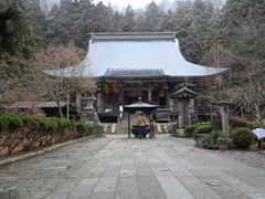 とりあえず山寺に来ましたが、寒くて寒くて、石段を登る気は起きません。
