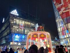 北京朝陽区にあるバーやショップ、レストラン、カフェがならぶ複合商業施設
中国トレンドの街、三里屯太古里に来ました。

SOHO、有名ブランド店やユニクロ店舗もあり
観覧車もあります。
