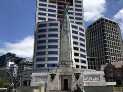 国会議事堂前にあるウェリントン慰霊碑。第一次世界大戦と第二次世界大戦の死者を悼むために建てられたそうです。
