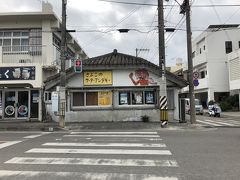次に向かったのは、さよこの店。
揚げたてホクホクのサーターアンダギーが食べられるお店です。
時間によって置いてある味が違うようでしたが、
この時はプレーンのみでした。