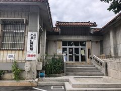 八重山博物館です。
入館料は200円という破格！
久米島博物館もそうでしたが、安いなぁと。
この価格で八重山史を知ることができるのはすごく嬉しいですね。
札幌や旭川の市立博物館も行きましたがもっと高かった。
それなりに工夫がされていて楽しいのですけど。

サクッと見るのなら一時間くらいで見終わります。
私はサクッと見ちゃいました。