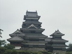 今回の旅行のメイン！
国宝松本城に到着しました。
思っていたよりこじんまりした印象。
でも、カッコイイ！