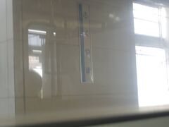 新幹線停車駅の福山駅でも写真撮れる程空いています。
しかし、踏切で問題発生とかで出発時間を過ぎても一向に電車が出ません。