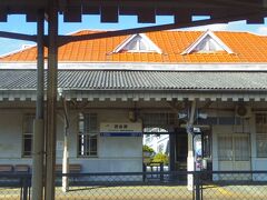昭和4年に岩国駅として開業した西岩国駅です。だからでしょうか、渋い駅舎でした。昭和9年に山陽本線に組み込まれ所属。昭和1７年西岩国駅に駅名変更。昭和19年岩徳線の所属に変更され今に至ります。