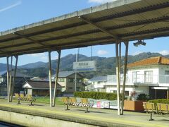 周防高森駅です。山陽本線だった頃を忍ばせる広い敷地の駅でした。