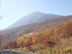 　落ち葉の降り積もった山道を抜けて行くと展望が開け、涌蓋山が大きく見えてきました。