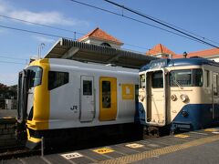 保田駅から、列車に揺られること20分で館山駅に到着。
ホームへ降りると、冬とは思えないような穏やかな陽気。
まずは館山城跡へ行ってみようと、駅前のバス停で時間を調べたら、ちょうど出たばかり。
どうしようかと迷っていたら、駅前の土産物屋にレンタサイクルの幟を見つけた。
天気も良いし、久しぶりに自転車も楽しいかと思い、借りることにした。
それにしても、１時間２００円は安い。