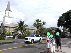 モクアイカウア教会をバックに。アリイドライブをぶらぶら歩く。
この教会はハワイ島最古の教会で外壁にサンゴと溶岩、内部の柱にオヒアやコアの木が使われた。ハワイらしい教会。