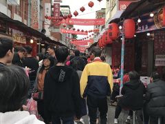 台北駅に着いて　歩いて迪化街に向かいます
洋裁資材の買い出しで　永楽市場へ行こうと思ったら
なんだこの混雑は！