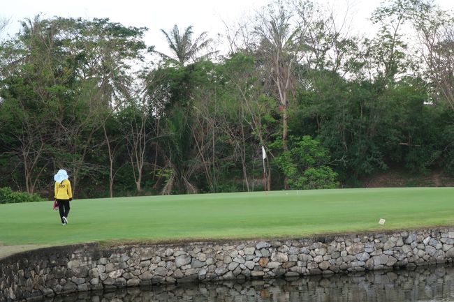 B-No.8ホール130ｙ....池越えは、ピンそば2ｍ。<br />惜しくも、ネアピンは20cm差で取れず。<br /><br /><br />各ホールの特徴をつかみ、攻めを考えるを学びました。<br />優勝は、HD9引いて＝70。<br />老人姿だが、コースでは若々しく見えた。