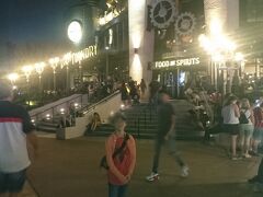 ＜ Toothsome Chocolate Emporium ＞

1階手前はチョコレートショップ、テイクアウトのデザート屋さん、
1階奥～2階はレストランです。