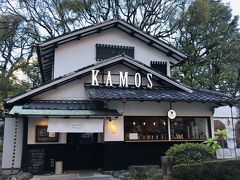 「いりこうどん」ののぼりがはためくKAMOS HIBIYA（カモスヒビヤ）。

キャンディみたいな包装紙に包まれたおいなりさんも人気があるようです。