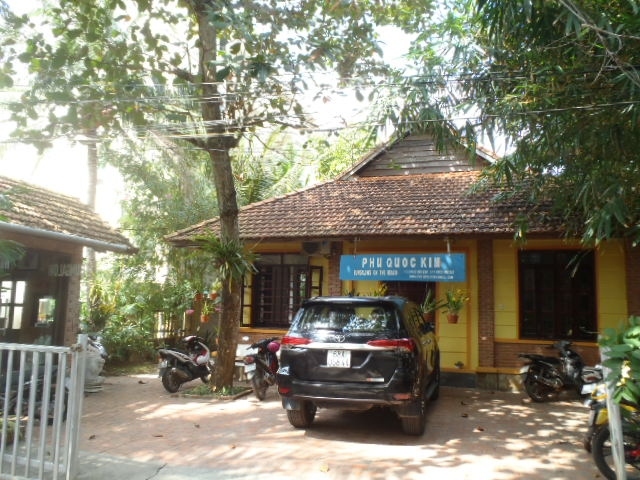 クアラップエリアからロングビーチ・エリアへの移動にはタクシーを使用！Sun&amp;Seaをチェックアウト時に、空港の送迎サービスが出来なかったのでと、タクシーに支払った100,000VNDを払い戻ししてくれたので、その分でタクシー代を支払う事にした。（良心的なホテルでしたがこのホテルでは・・・）<br /><br />ロングビーチ・エリアの宿泊先は”Kim Bungalow on the Beach"に予約！<br />予約内容は、朝食なし、扇風機付きのエアコンなしの部屋で入れていた。<br />何ヶ所か此のエリアのホテルに滞在した事があり、食べる処も周囲に多くあるのを知っていたので朝食を抜きにしたのだが・・・