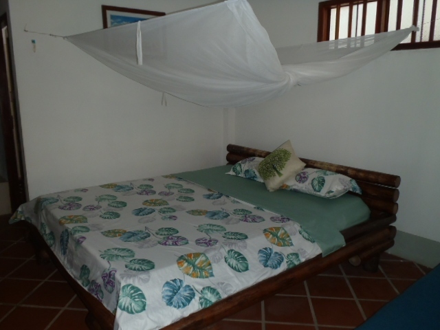 天蓋付きのダブルベッドが一つの質素な部屋でした。<br />4泊の間、歯ブラシと小さい石鹸以外のアメニティーは無し。<br />前泊していたSun&amp;Seaの部屋の広さの半分程で、コストはおよそ倍の部屋料金！