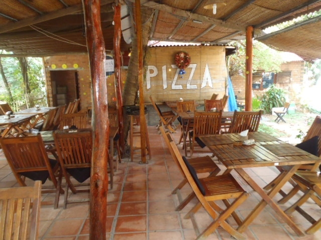 以前はベトナム人がオーダー取りなどしていたようだが、<br />ベトナム人のスタッフは居たが、オーナーらしき人が出てきて、ピザしか無いよ！と話してきたので、ピザと食べに来たと告げ、少し話したらフランス人だった。<br />今回・以前と違って欧米人らしき人達がツアガイドやお店で働いているのが目立ったが、どうしてなんだろうか？