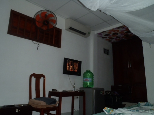 バンガロータイプの部屋は簡素な造りで、<br />狭い部屋の中に確かに扇風機とACが付いていたが・・・