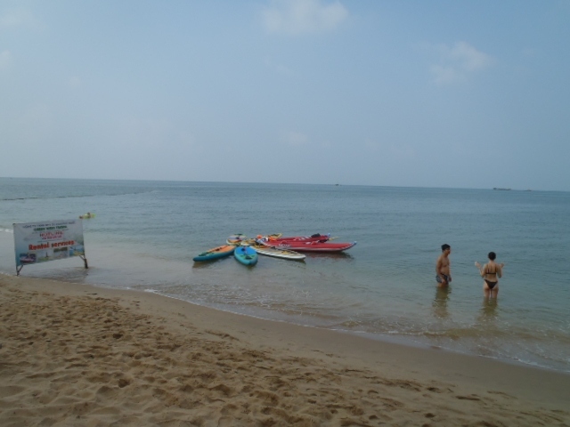 やはりロングビーチ・エリアも波は穏やかな海！<br />それはそうだ！余り離れた距離で無いのだから・・・