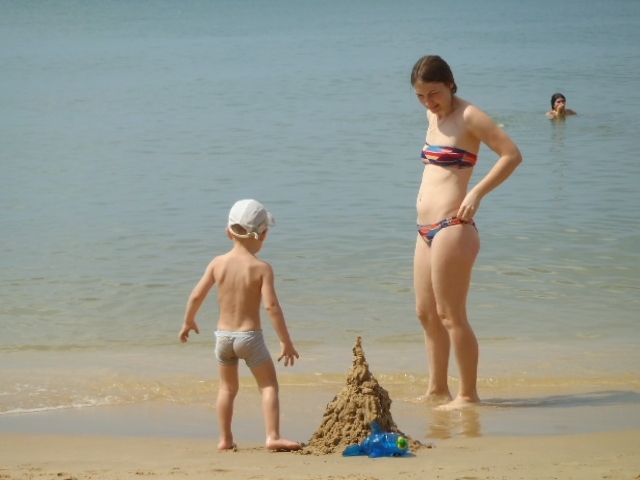 言葉はやはりロシア語風な感じで親子ではしゃいでいました。<br />ビーチでは殆どがロシア語が多く聞かれ、又子供連れの家族が多かったが、ロシアはこの時期は長期休暇の時期なのか？