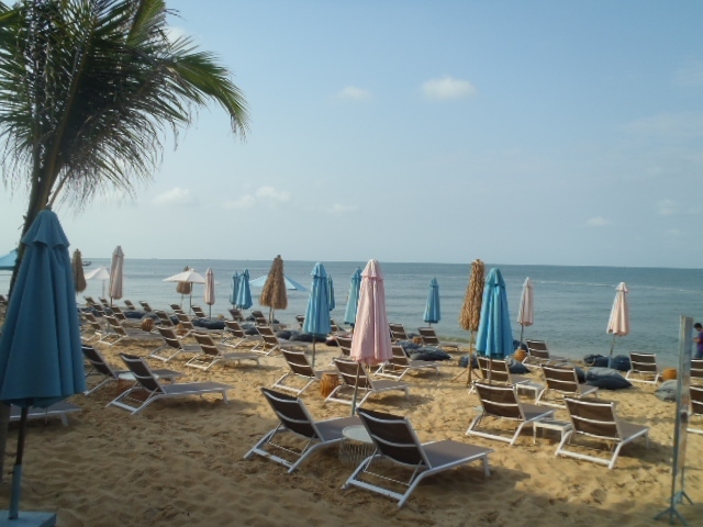 更にビーチのサンデッキチェアのエリアにも<br />利用する人はまばらな感じでした。<br />サンセット時間帯に覗いてみたが利用者は少ない様だった。