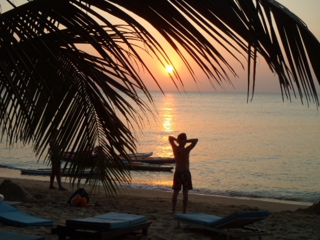 夕陽を眺めていると悲しいと思う人もいれば、<br />夕陽の醸し出すサンセットショーを楽しむ人もいる。<br />夕陽の楽しみ方は人其々に思い入れがありそうだ！